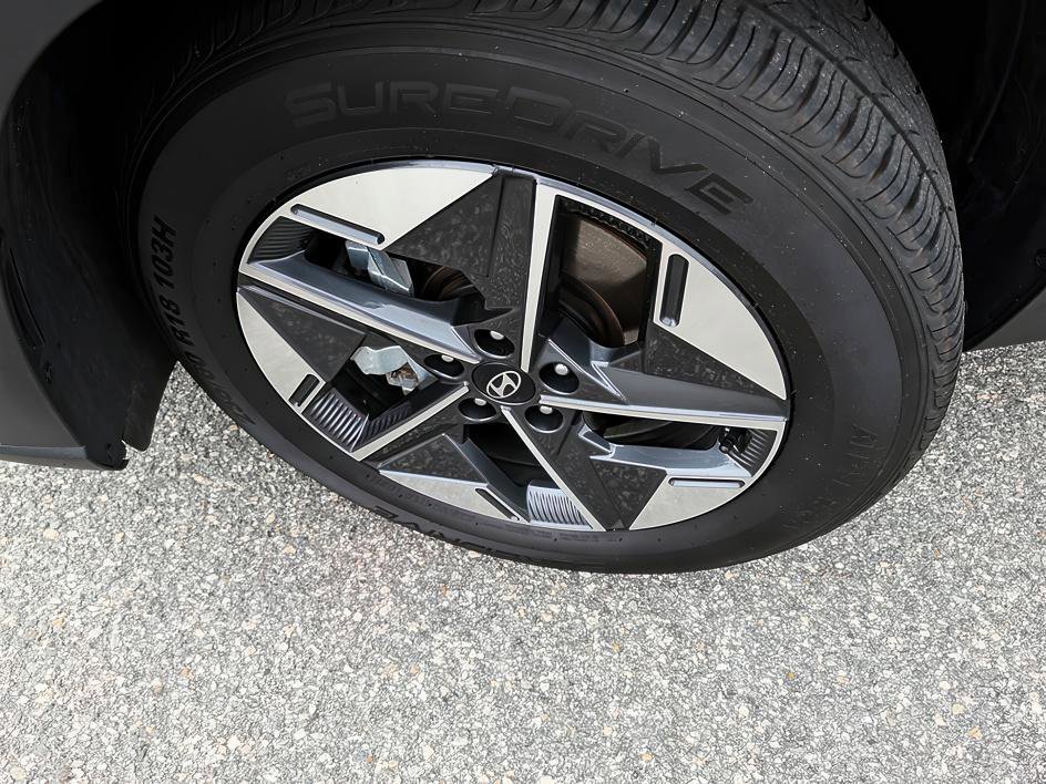 Used 2025 Hampton Gray Hyundai SEL image 7