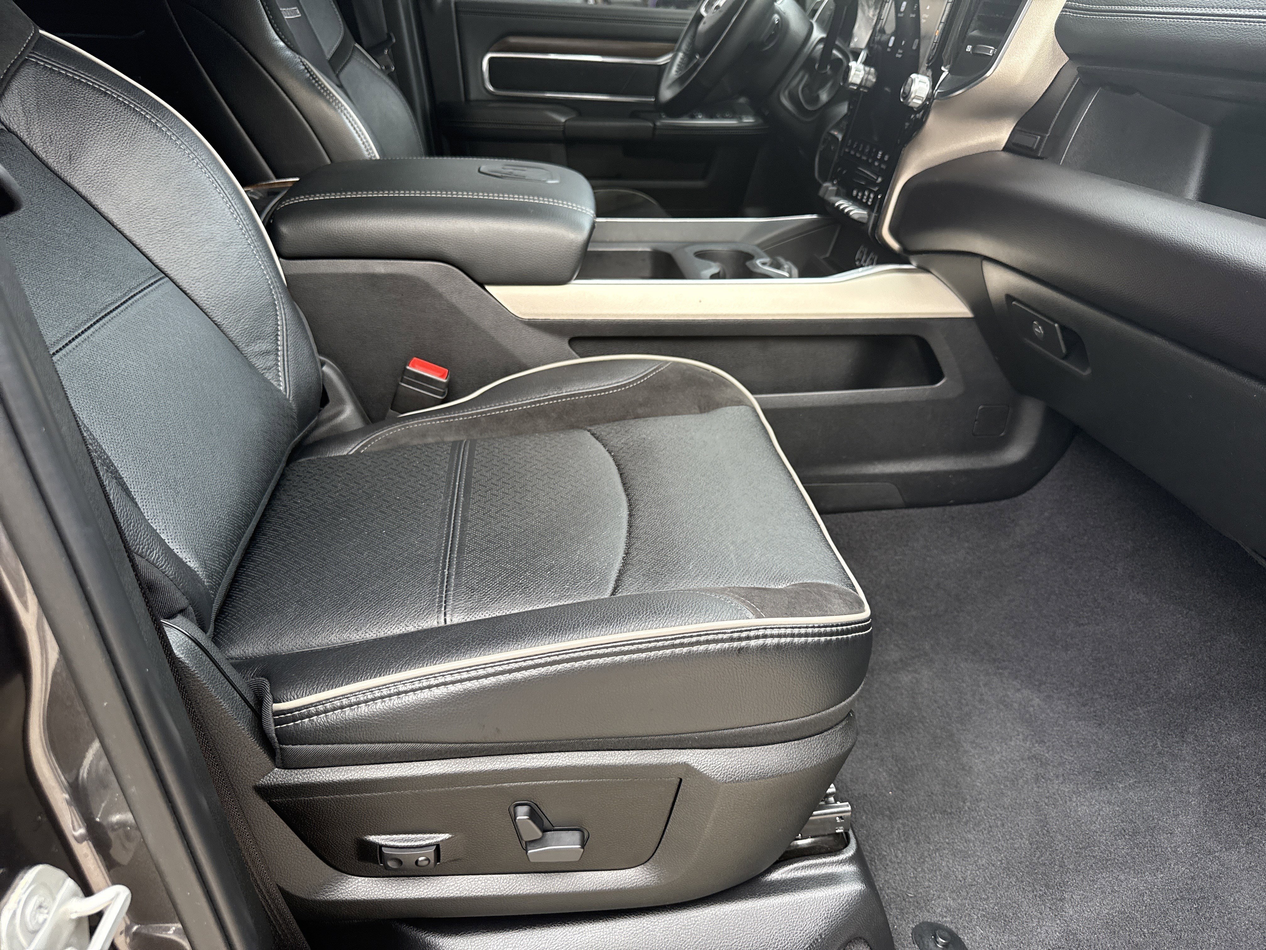 Used 2024 Granite Crystal Metallic Clearcoat Ram Laramie image 15