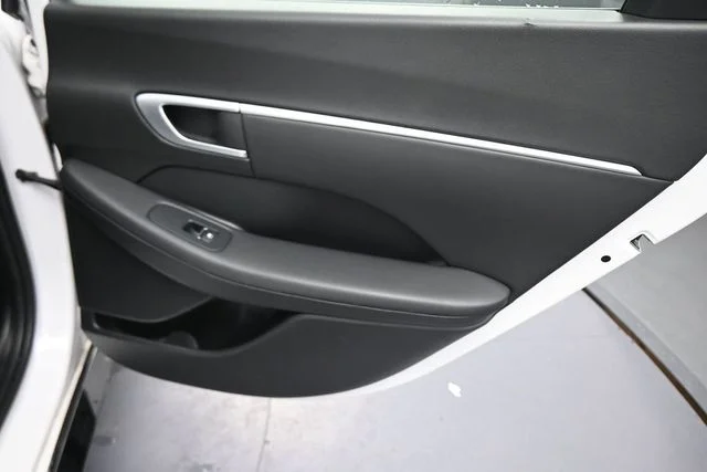 Used 2025 White Hyundai SEL image 15