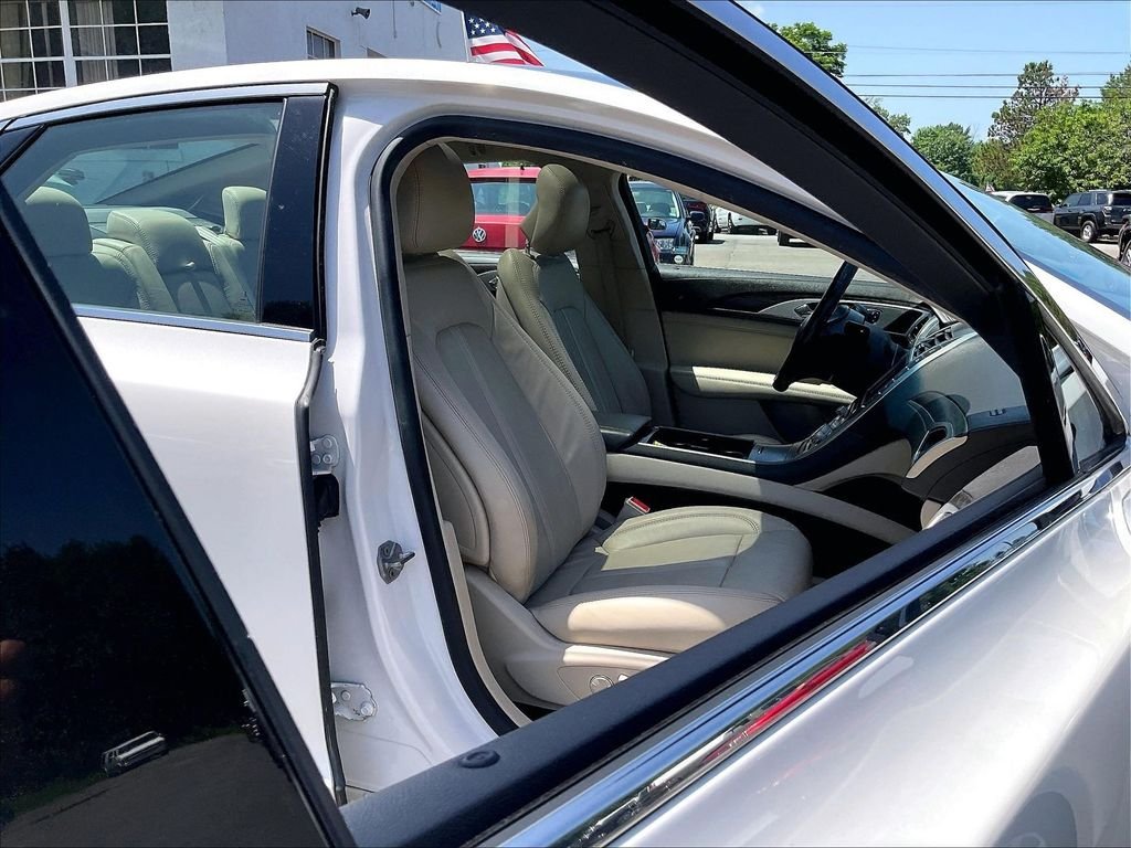 Used 2017 White Lincoln Reserve image 11