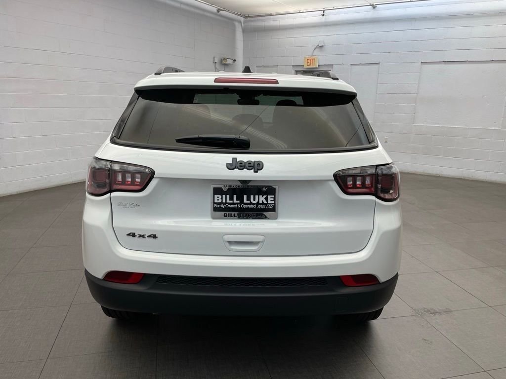 New 2026 Bright White Clear-Coat Exterior Paint Jeep Latitude image 4