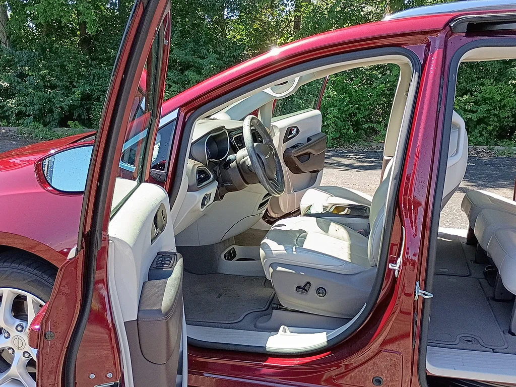 Used 2020 Velvet Red Pearl Coat Chrysler Launch Edition image 10