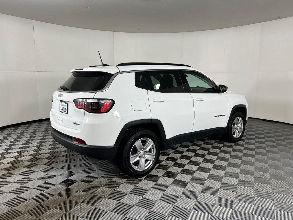 Used 2022 Bright White Clearcoat Jeep Latitude image 6