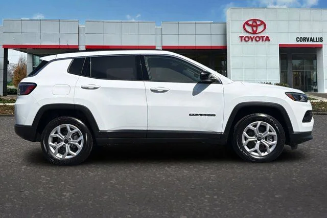 Used 2025 White Jeep Latitude image 3