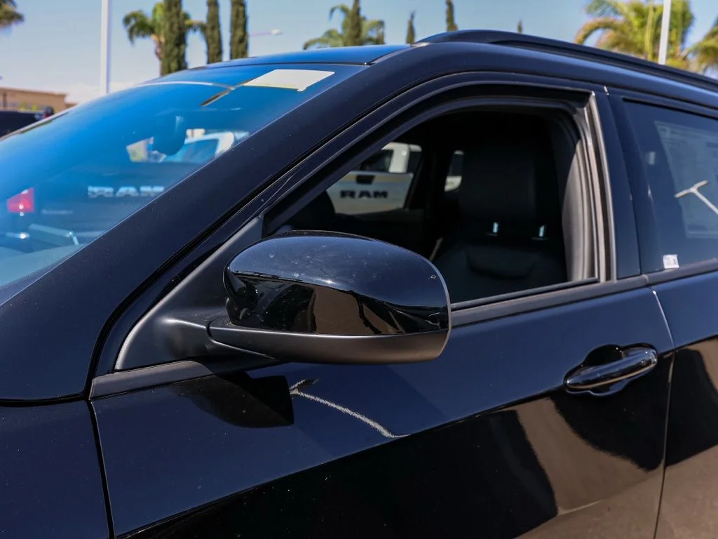 New 2026 Diamond Black Crystal Pearl-Coat Exterior Paint Jeep Latitude image 11