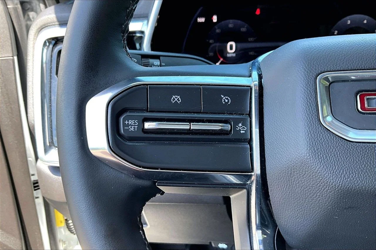 Used 2025 White GMC Elevation image 27