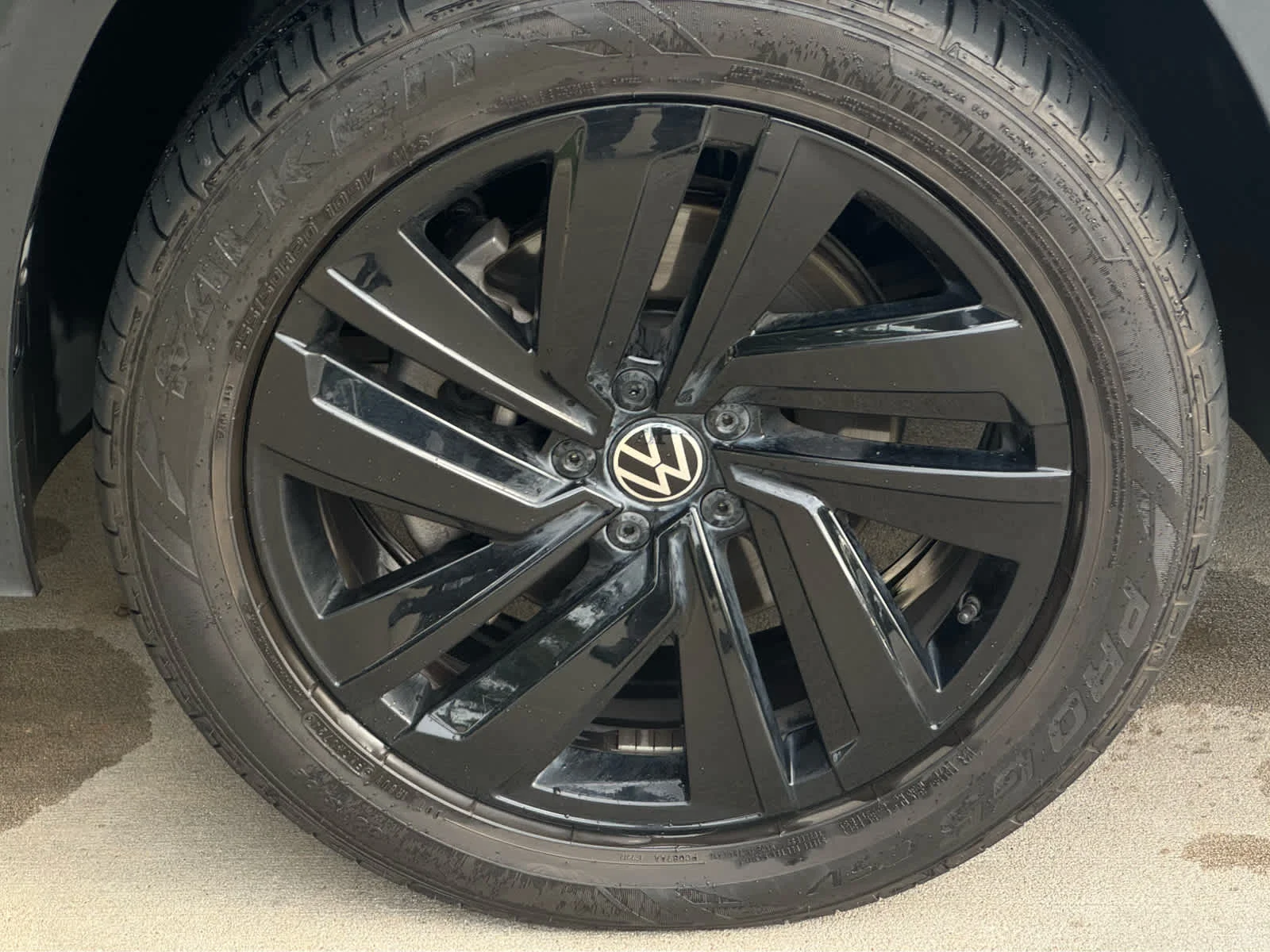 Used 2022 Deep Black Pearl Volkswagen 3.6L V6 SE w/Technology image 9