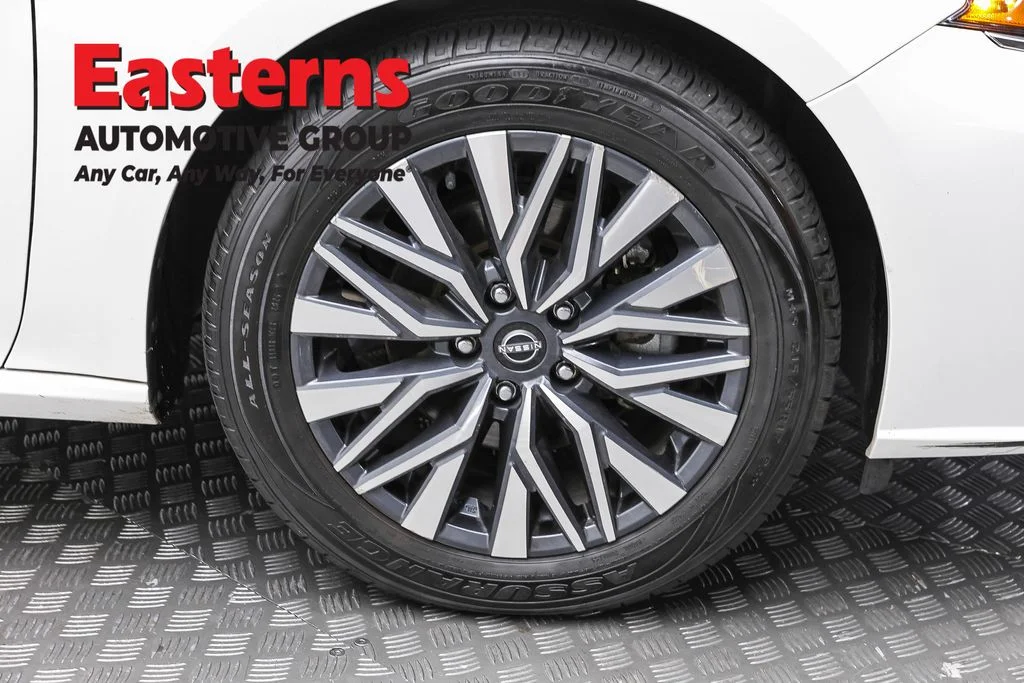 Used 2025 White Nissan 2.5 SV image 31