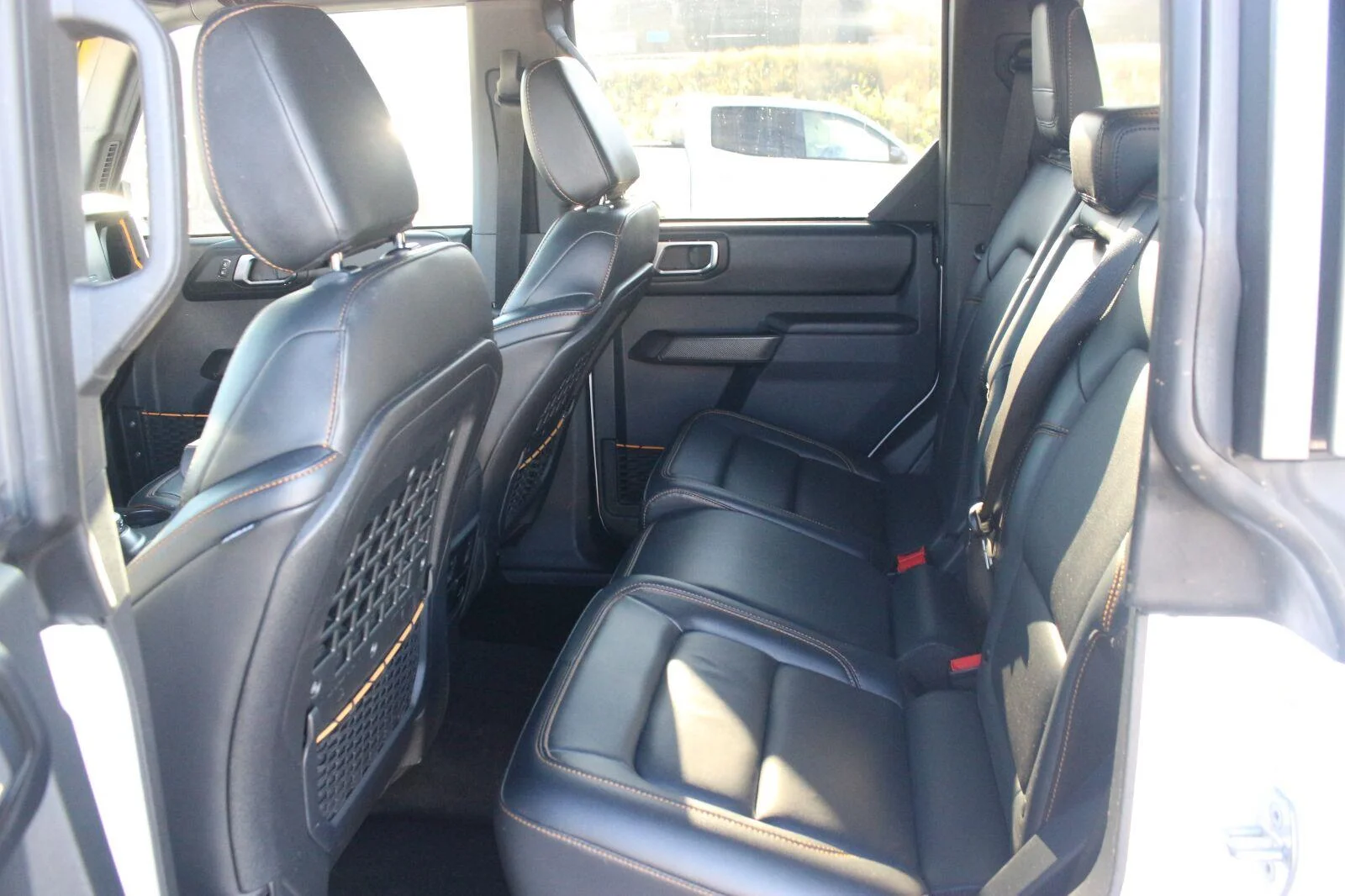 Used 2024 Oxford White Ford Badlands image 32