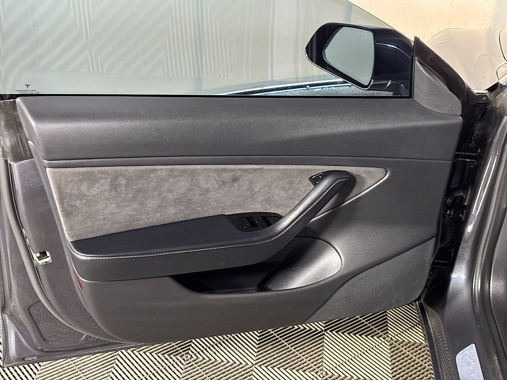 Used 2018  Tesla Performance image 10