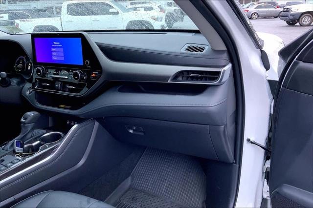 Certified Used 2025 WIND CHILL PEARL Toyota  image 18