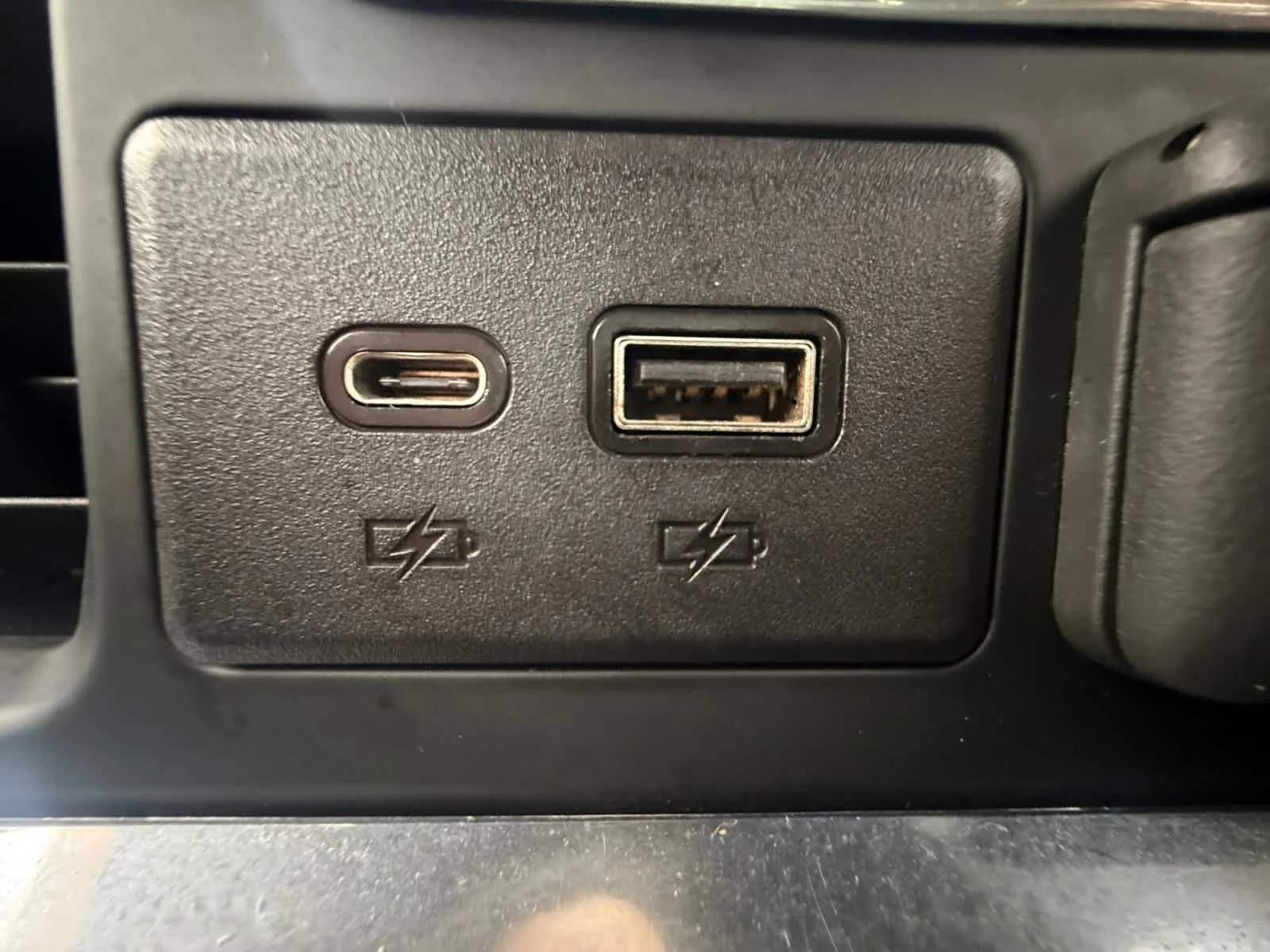 Used 2022 Iridescent Pearl Tricoat Chevrolet High Country image 25