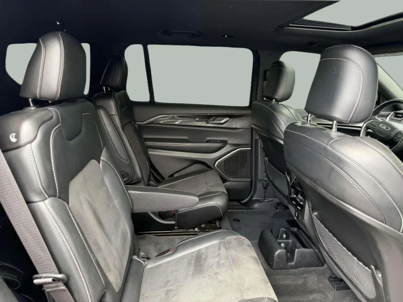 Used 2022  Jeep Laredo image 26