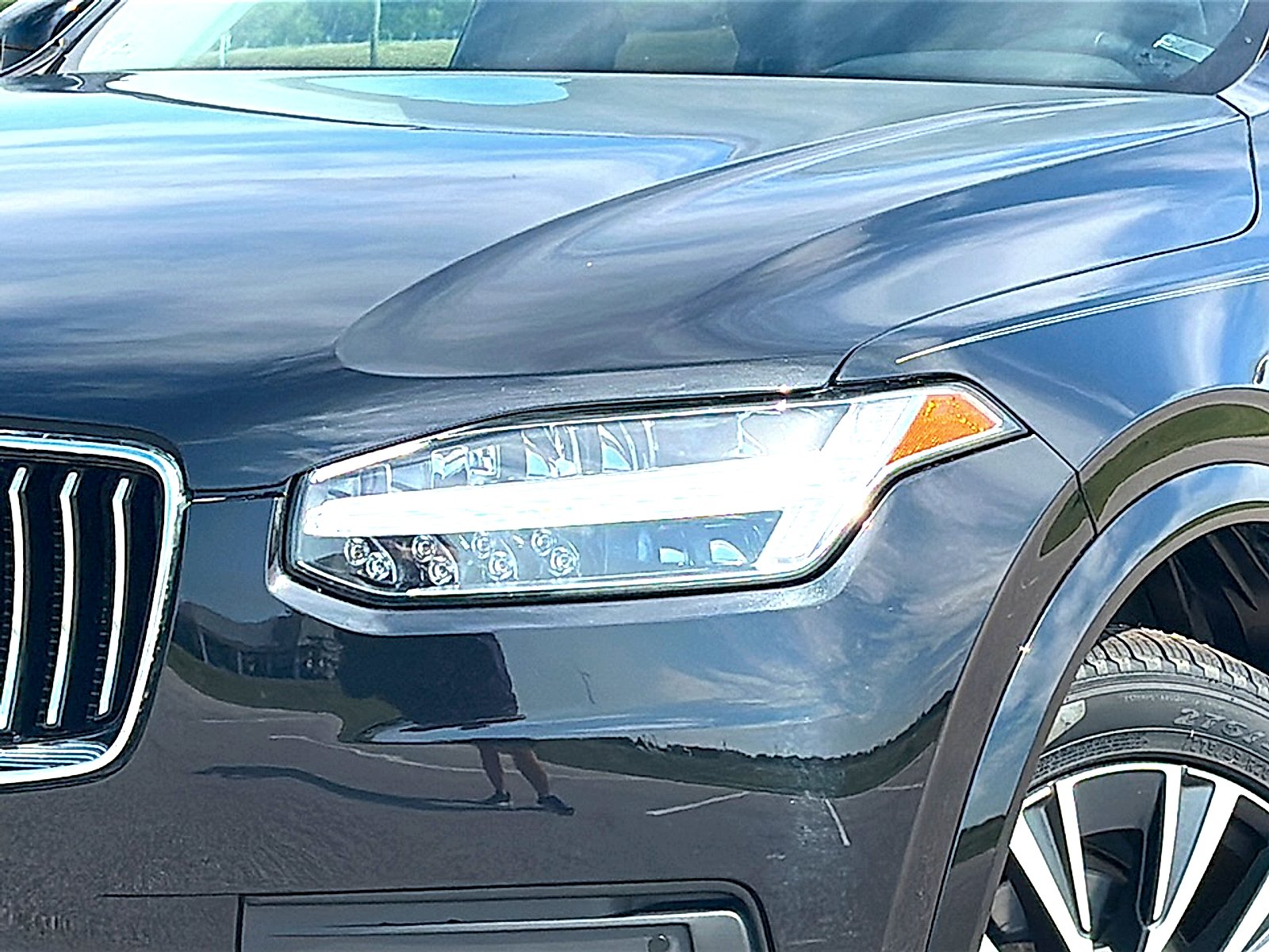 Used 2022 Onyx Black Metallic Volvo T5 Momentum 7 Passenger image 4