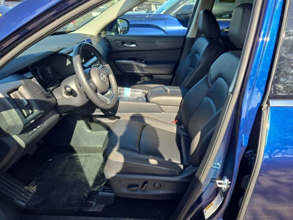 Used 2025 Blue Nissan SL image 12