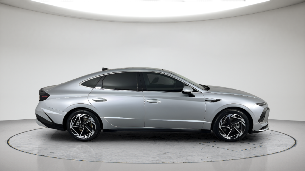 Used 2025 Silver Hyundai SEL Convenience image 6