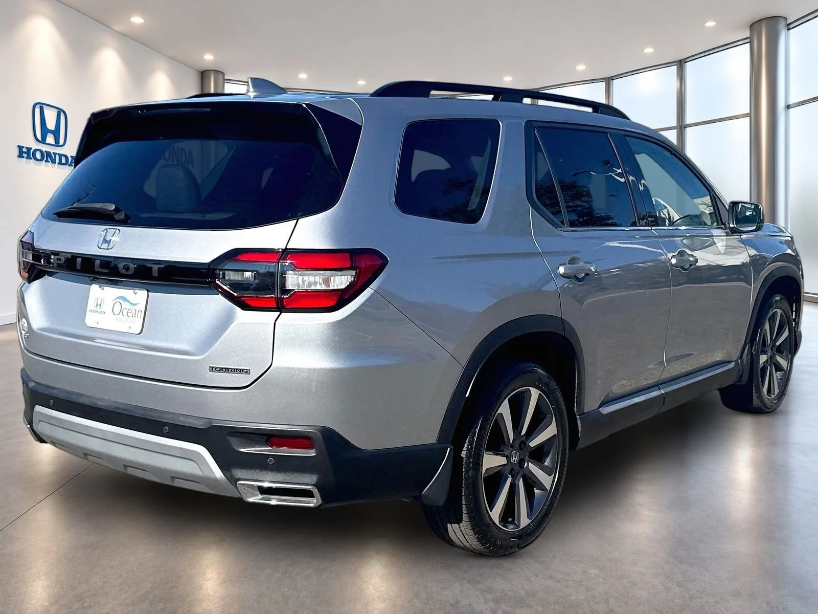 Used 2024 Lunar Silver Metallic Honda Touring image 5