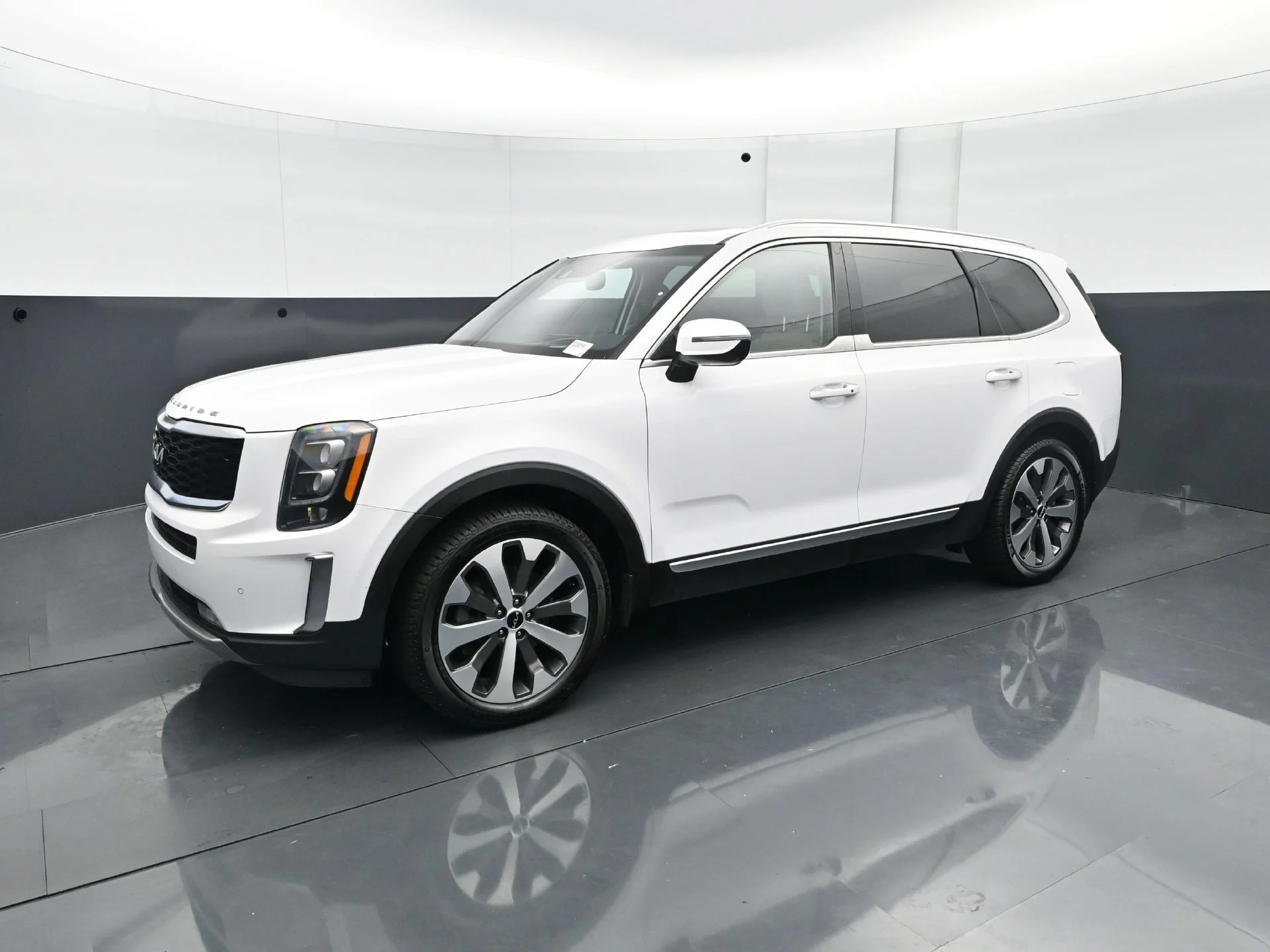 Used 2022 Kia Telluride SX with VIN 5XYP5DHC5NG206065 for sale in Minneapolis, Minnesota