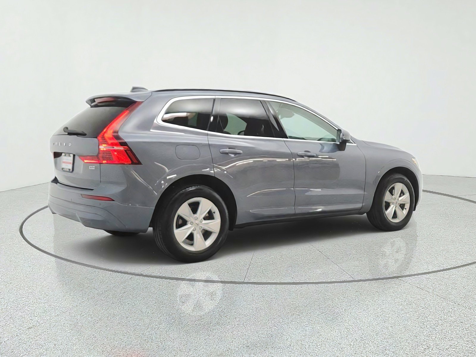 Used 2022 Thunder Grey Metallic Volvo Momentum image 5