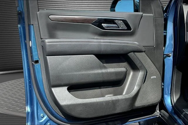 Used 2025 Blue Chevrolet Premier image 19