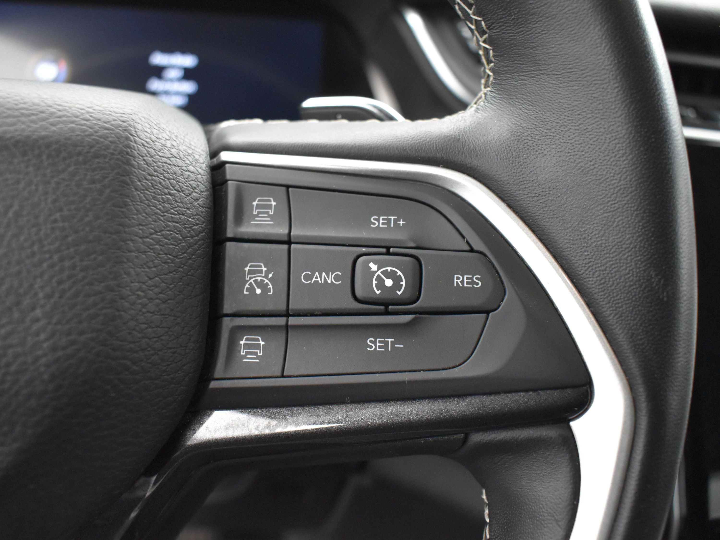 Used 2022 Diamond Black Crystal Pearlcoat Jeep Laredo image 11