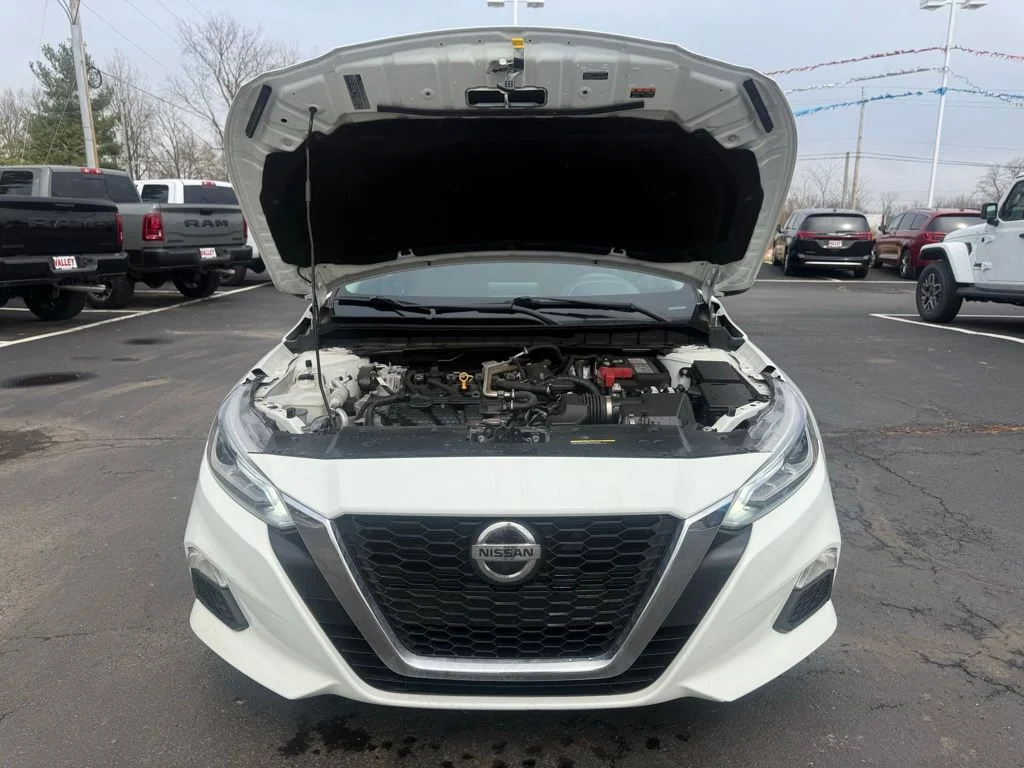 Used 2022 White Nissan 2.5 image 40