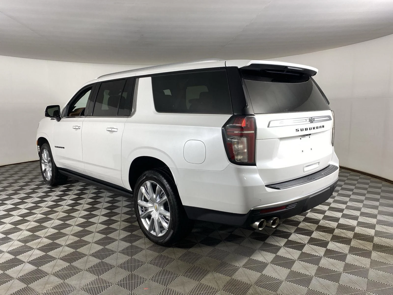 Used 2023 IRIDESCENT PEARL TRICOAT Chevrolet High Country image 5