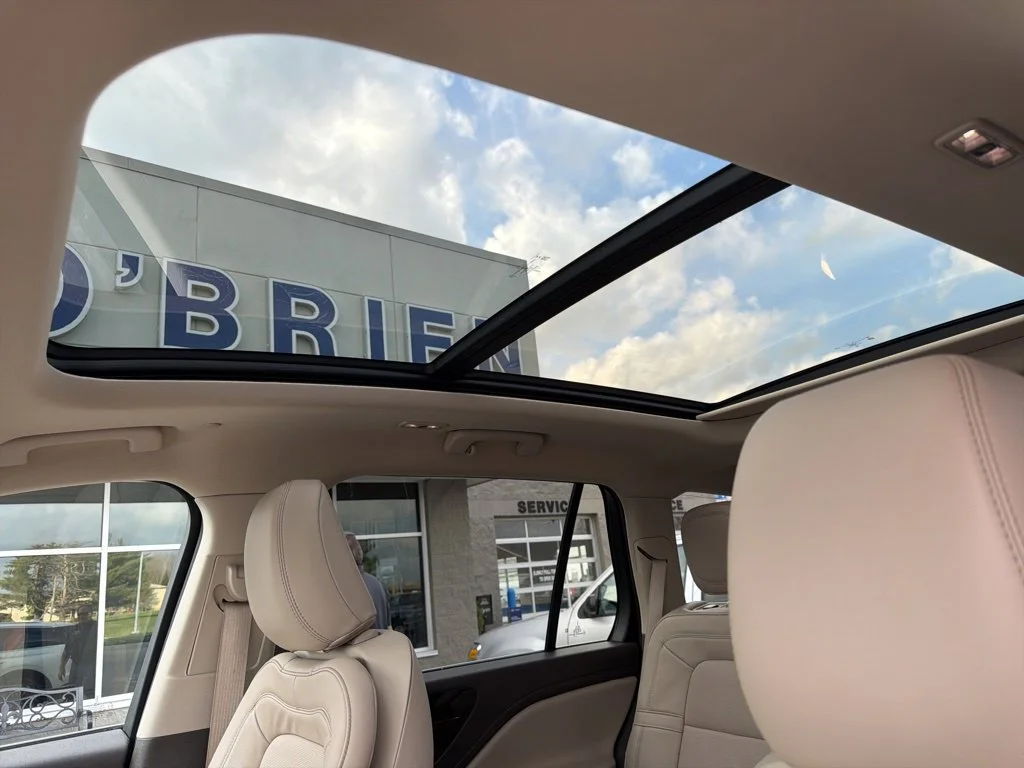Used 2023 Pristine White Lincoln Reserve image 19