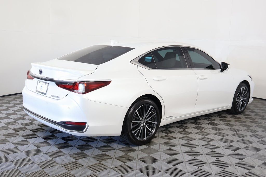 Used 2022 White Pearl Lexus 300h image 4