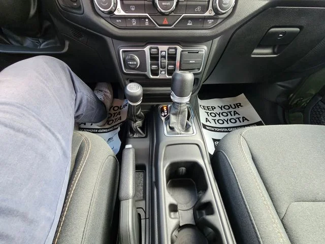 Used 2024 Green Clearcoat Jeep Sport S image 13