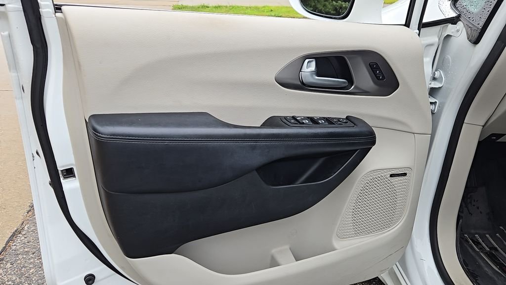 Used 2018 White Chrysler Limited image 8