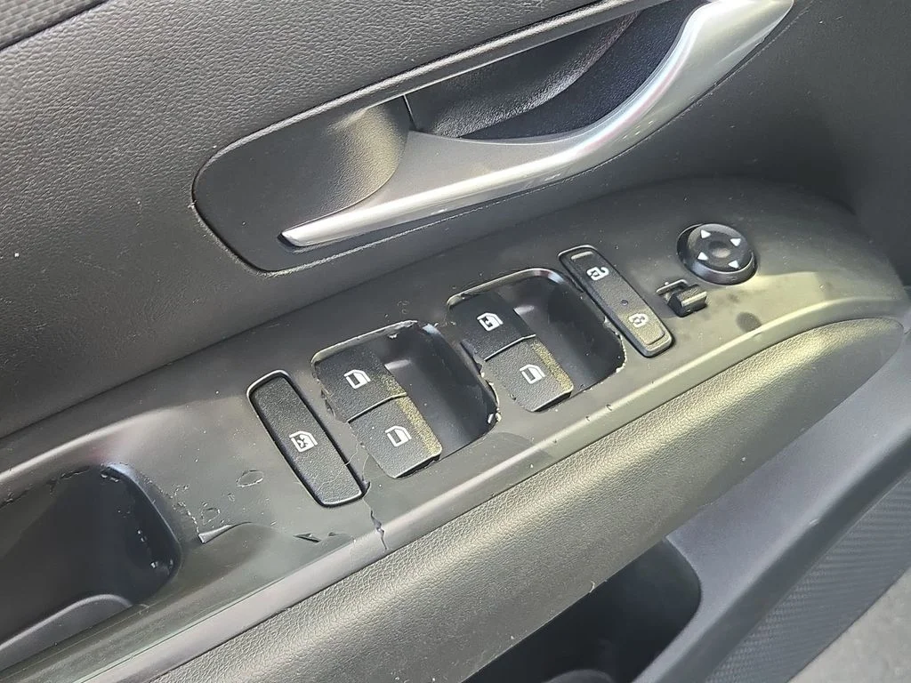 Used 2022 Shimmering Silver Hyundai SE image 30