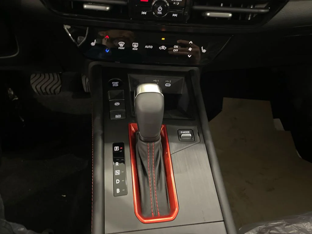 New 2026 Arctic Ice Blue Metallic / Super Black Two-tone Nissan SR image 20