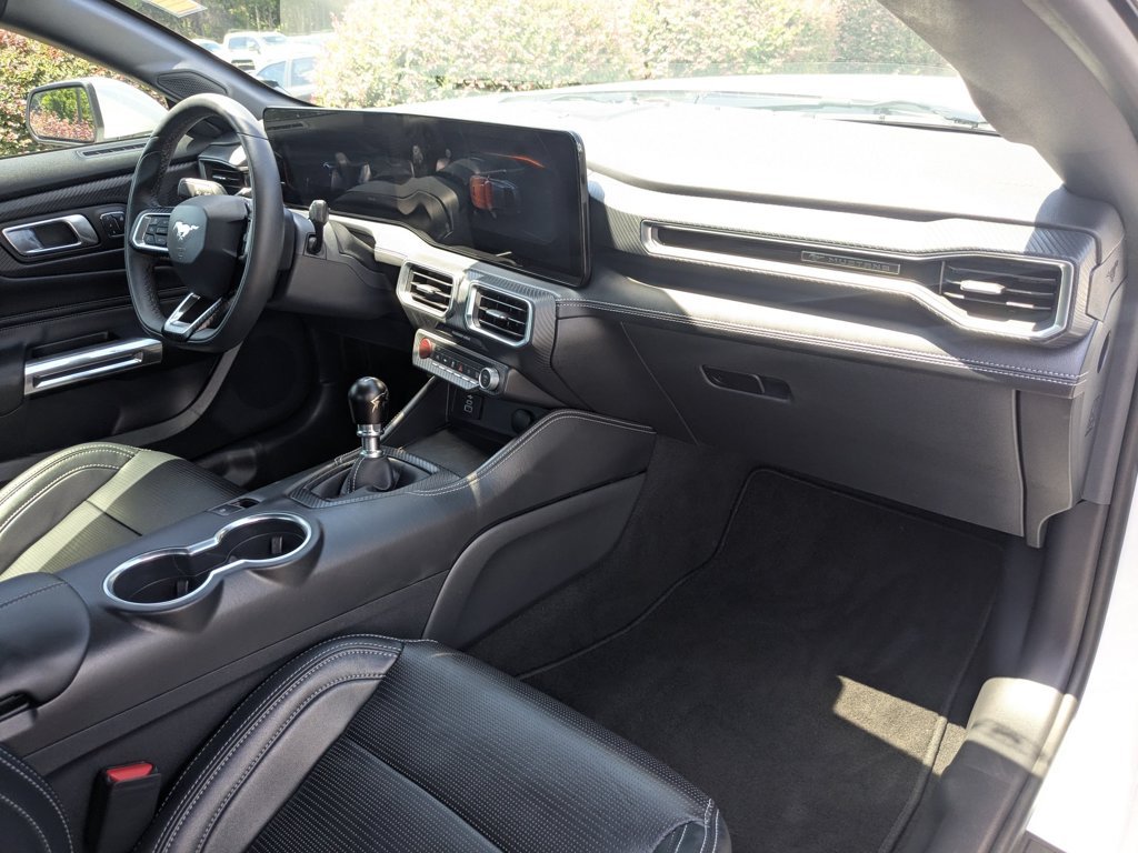Used 2025  Ford GT Premium image 26