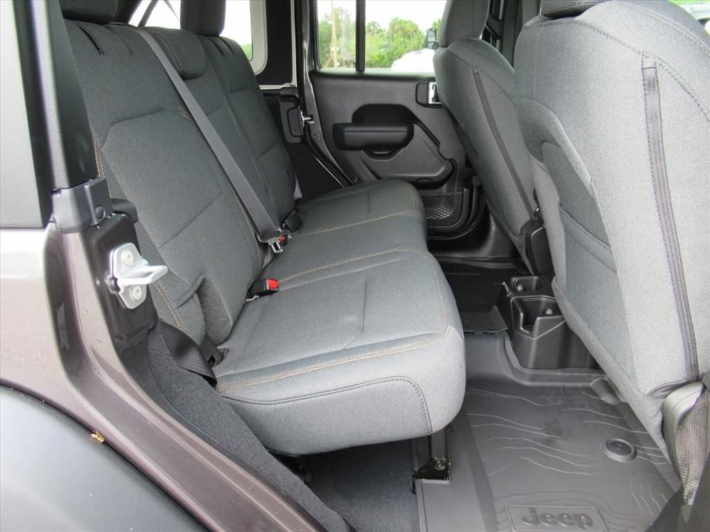 New 2026 Granite Crystal Metallic Clearcoat Jeep Sport S image 29