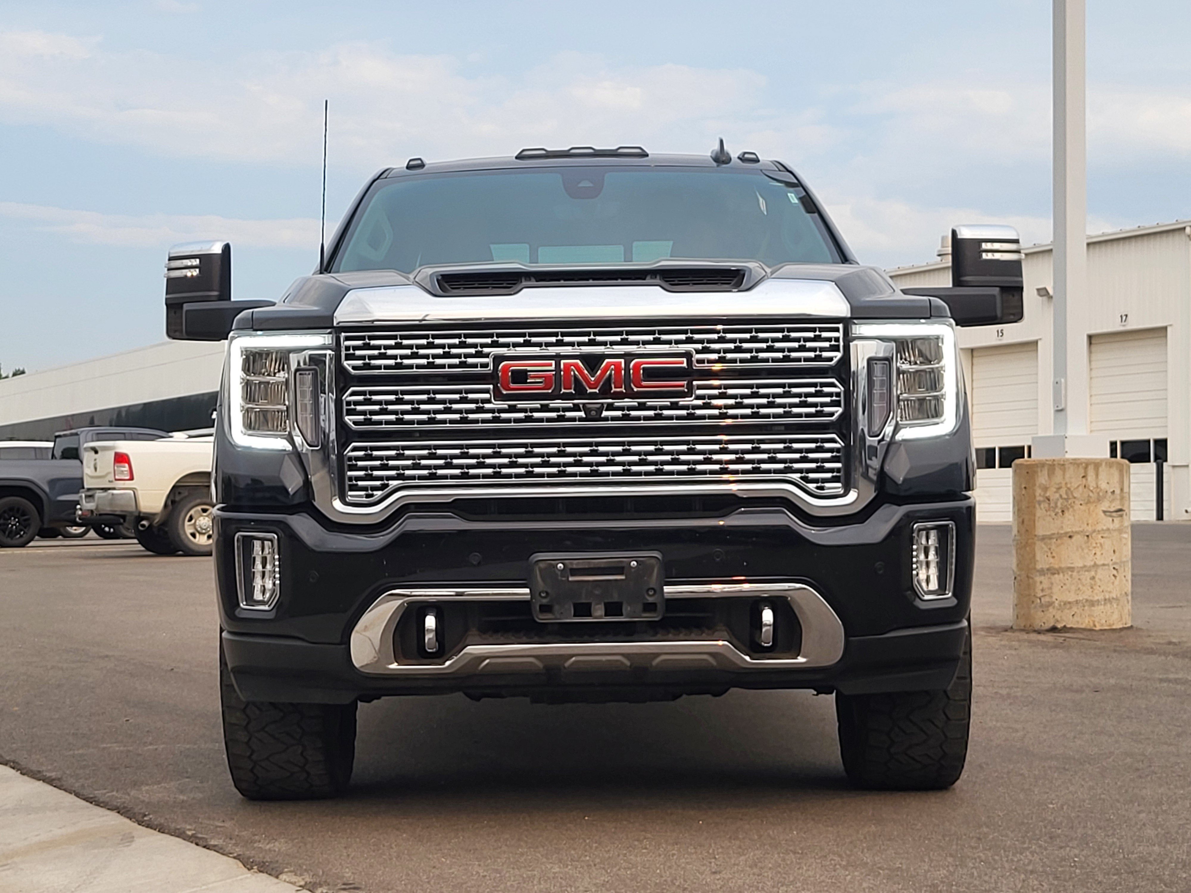 Used 2022 ONYX BLACK GMC Denali image 2