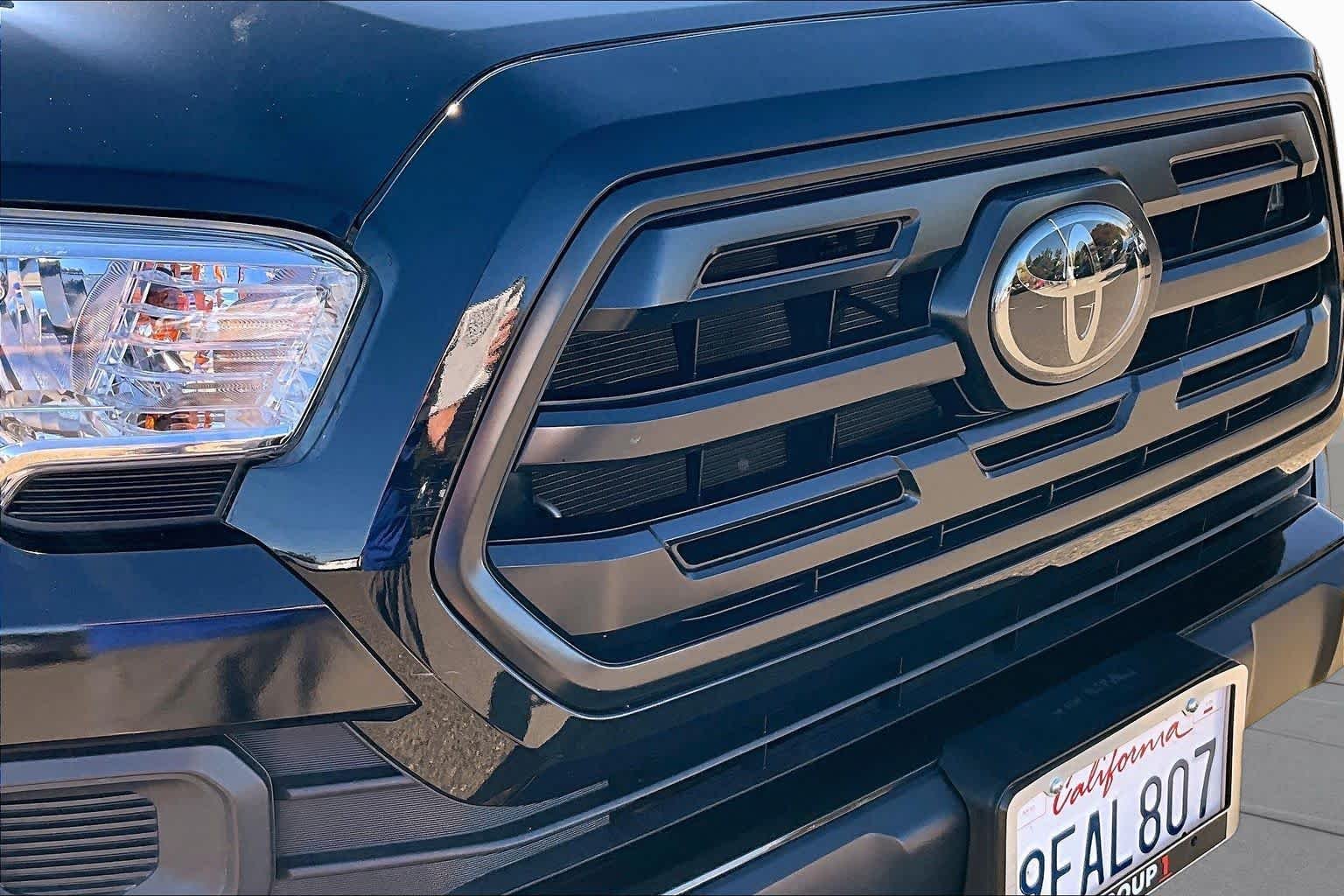 Used 2018 Midnight Black Metallic Toyota SR image 29