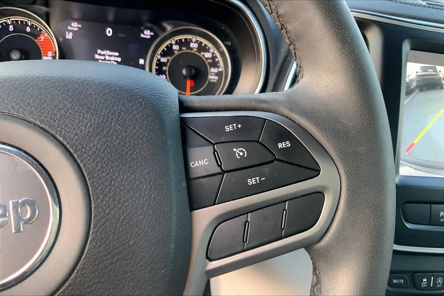 Used 2021 Granite Crystal Metallic Clearcoat Jeep Latitude Lux image 23