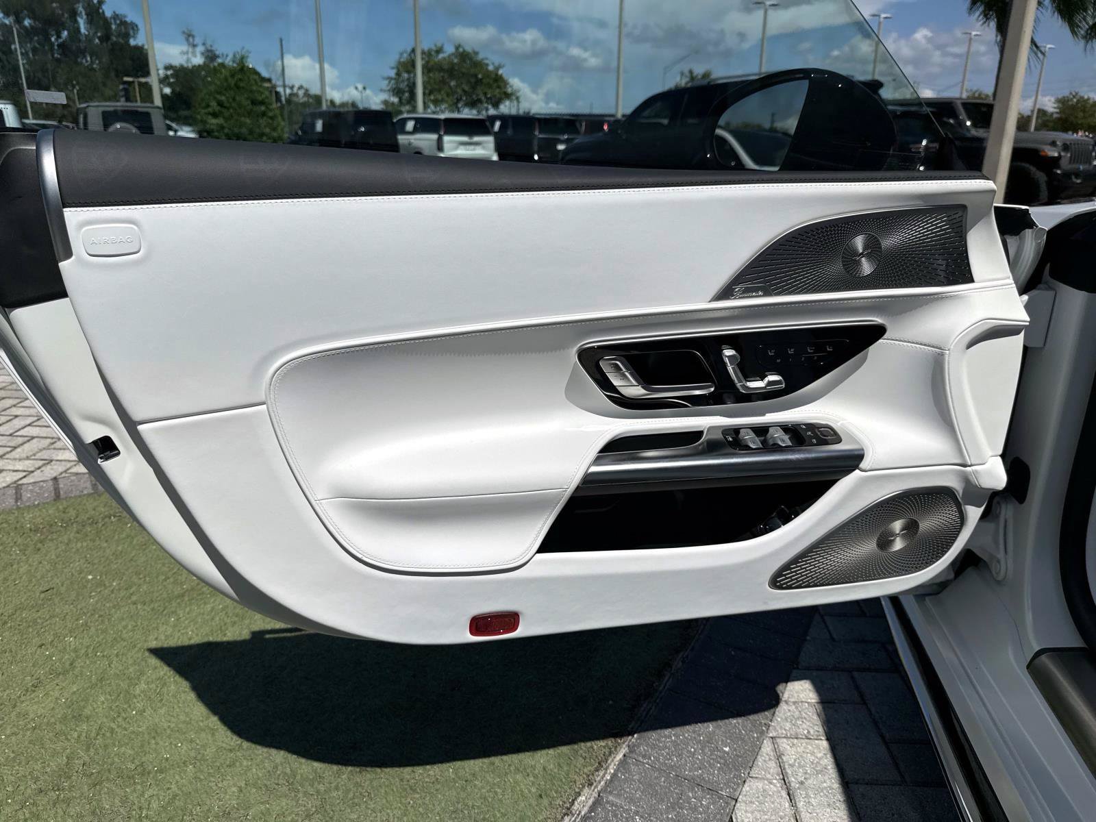 New 2027 Moonlight White Mercedes-Benz Maybach  680 Monogram Series Roadster image 20