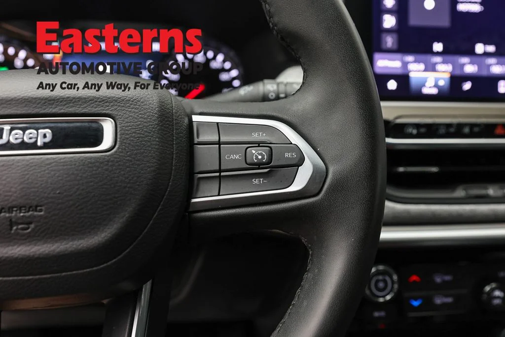 Used 2024  Jeep Latitude image 15