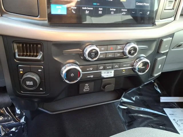 Used 2025 Oxford White Ford XLT image 21