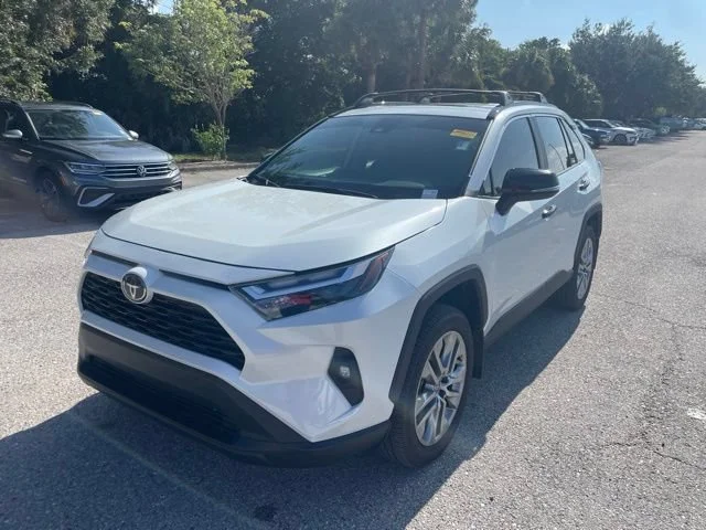 Used 2025 Pearl Toyota XLE Premium image 5