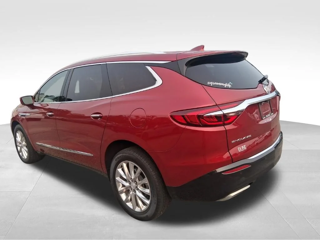 Used 2020 Red Buick Essence image 2