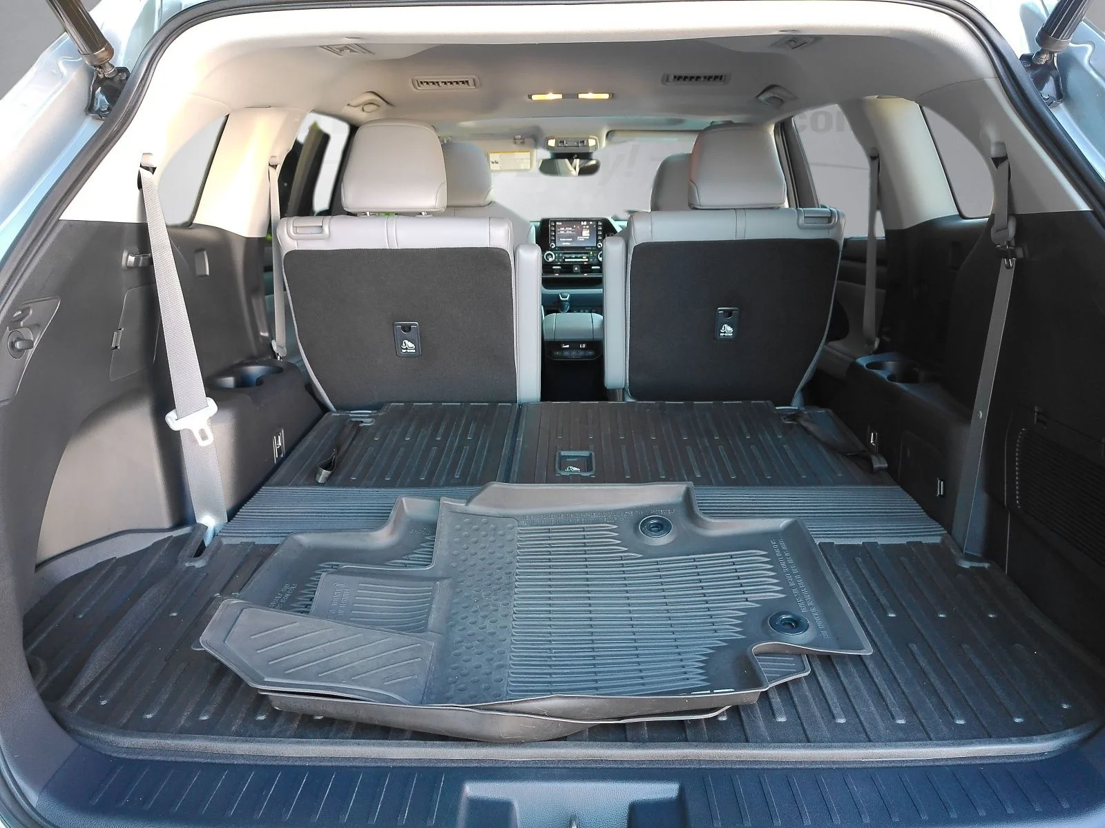 Used 2020 Silver Toyota XLE image 27