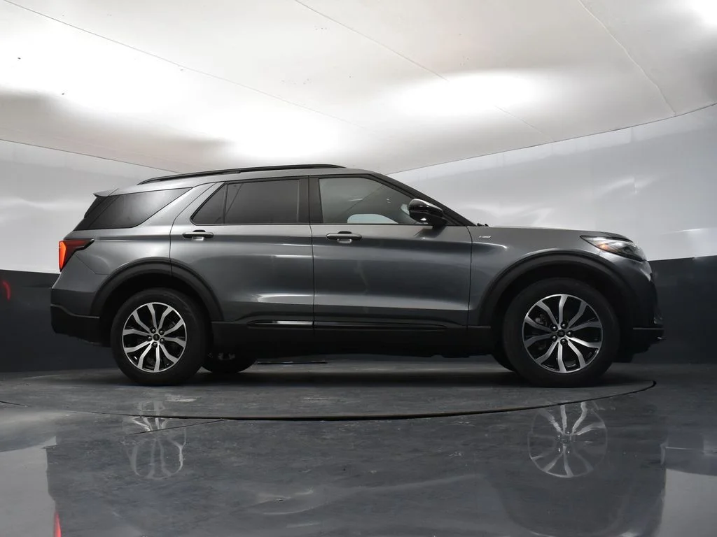 Certified Used 2025 Gray Metallic Ford ST-Line image 33