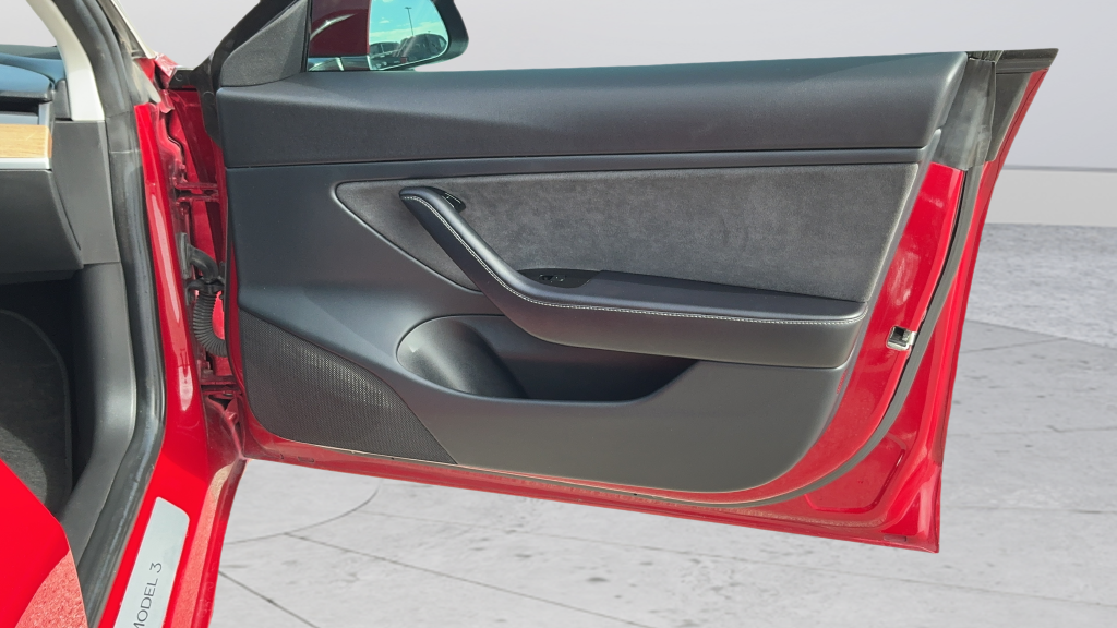 Used 2018  Tesla Long Range image 21
