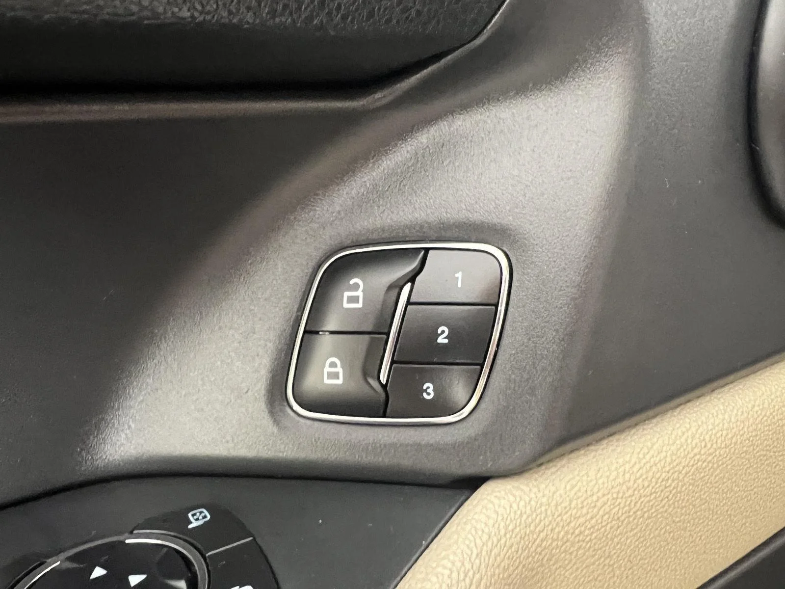 Used 2023 Star White Metallic Tri-Coat Ford XLT image 19