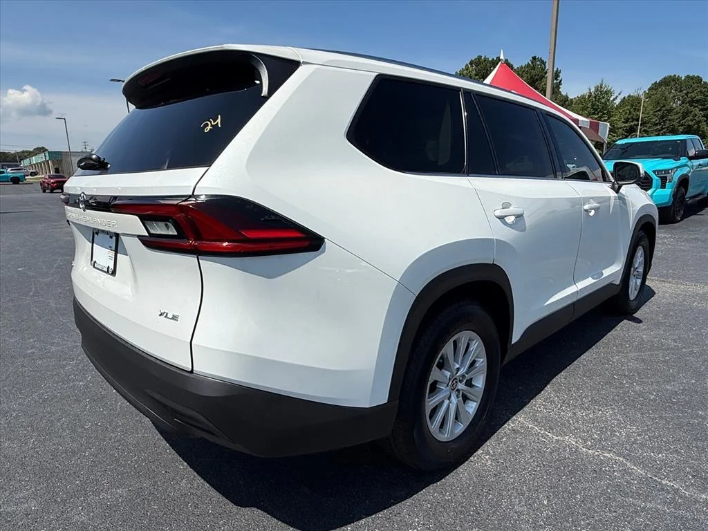 Used 2026 Pearl Toyota XLE image 7