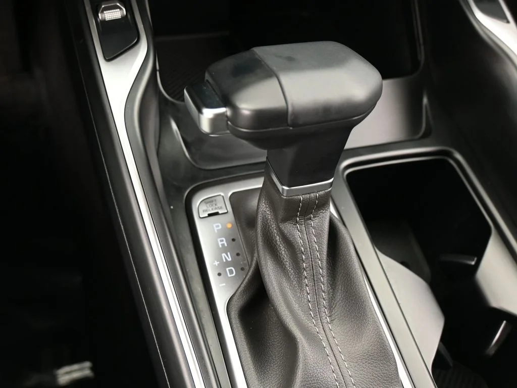 Used 2025 Glacial White Pearl Kia EX image 23