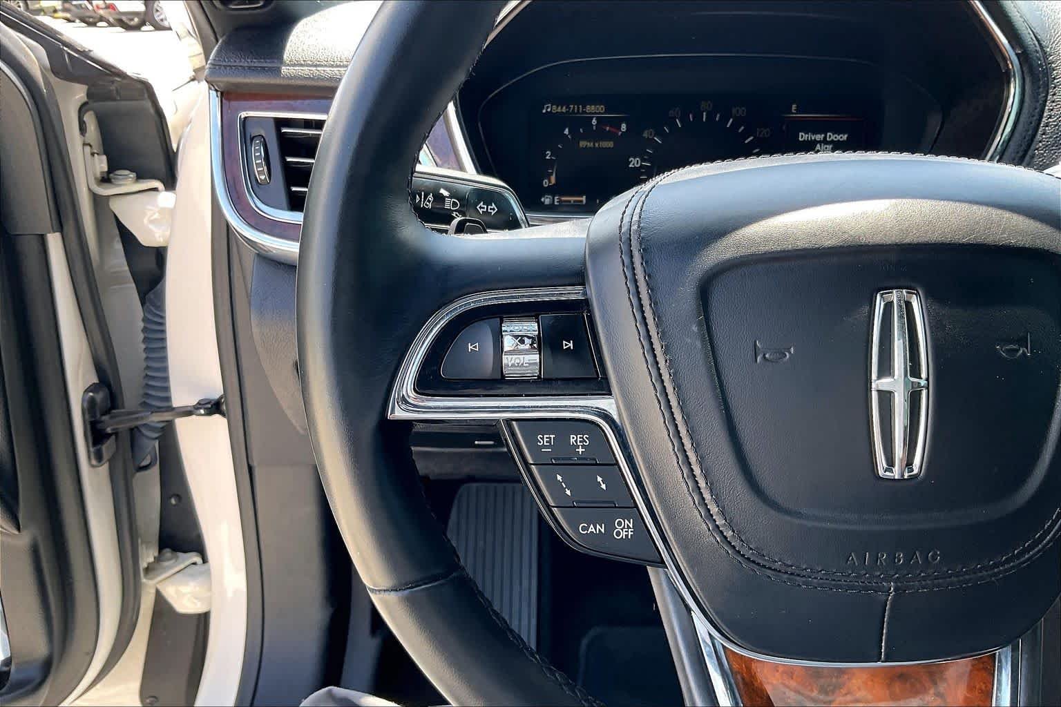 Used 2018 White Platinum Tri-Coat Lincoln Reserve image 23